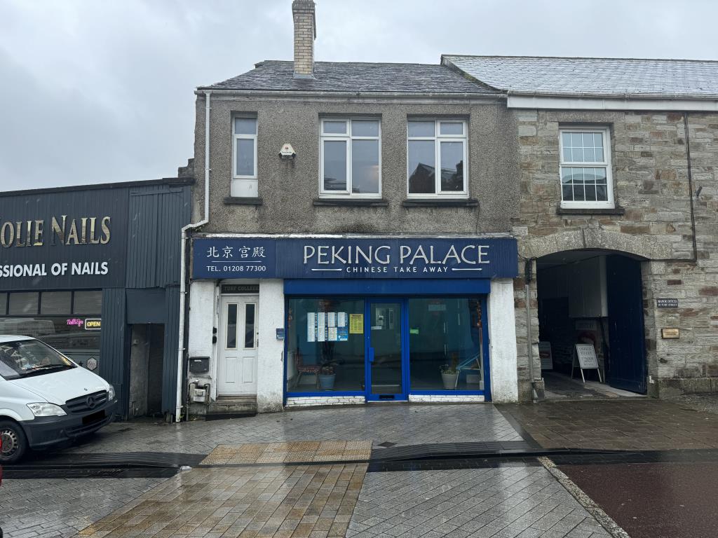 Lot: 86 - THREE LEASEHOLD STUDIO FLATS IN TOWN CENTRE - View of the outside of the whole building